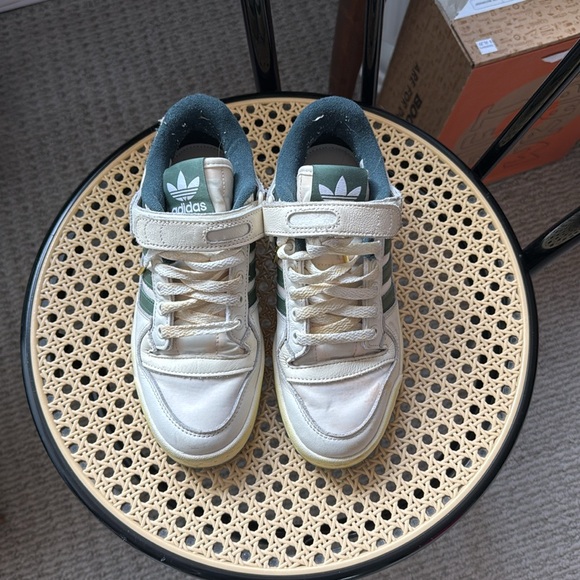 Adidas Forum 84 Low AEC Shoes in Cloud White/Green Oxide - Picture 2 of 5